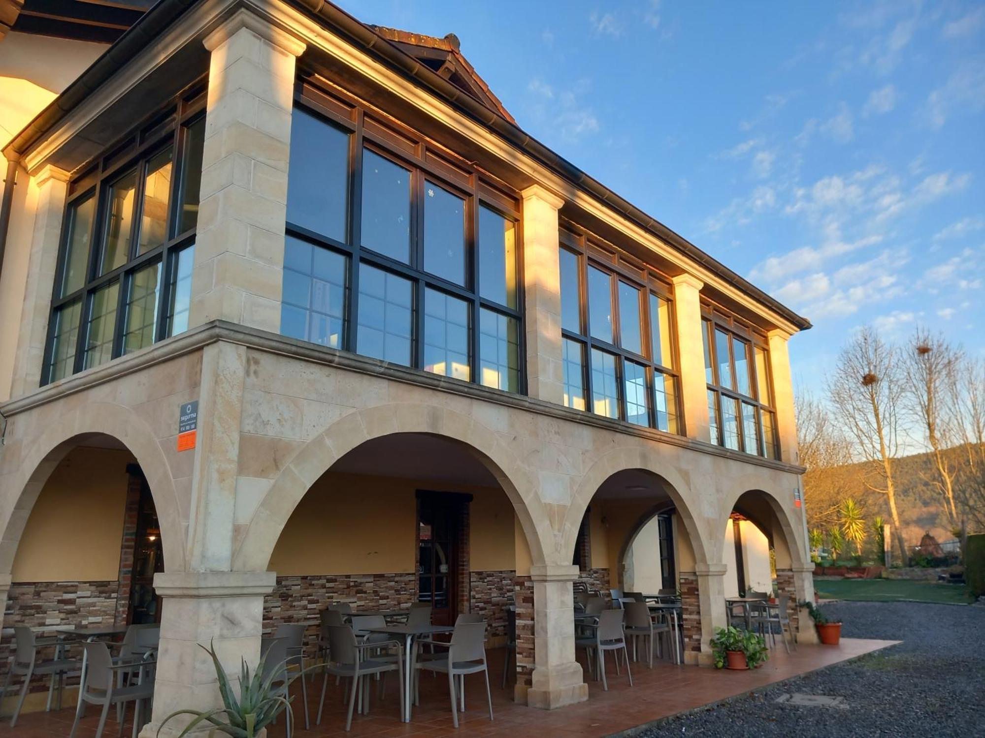 Hosteria Rio Negro Bárcena de Cicero Kültér fotó